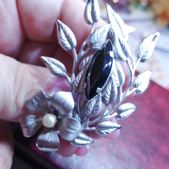 Semiprecious Stone Hematite, Fresh Water Pearl In Matt Silver Setting Brooch - Picture 3 of 6